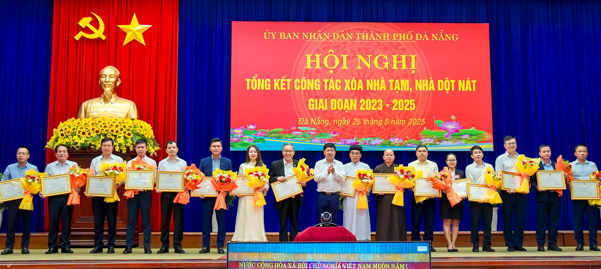 Đại diện THACO (thứ 6, từ phải sang) nhận bằng khen vì những đóng góp tích cực trong Phong trào thi đua “Cả nước chung tay xóa nhà tạm, nhà dột nát” năm 2025. banner-5