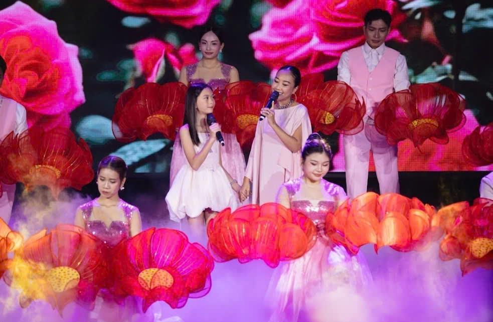 Ca sĩ Đoan Trang và con gái cùng song ca 6