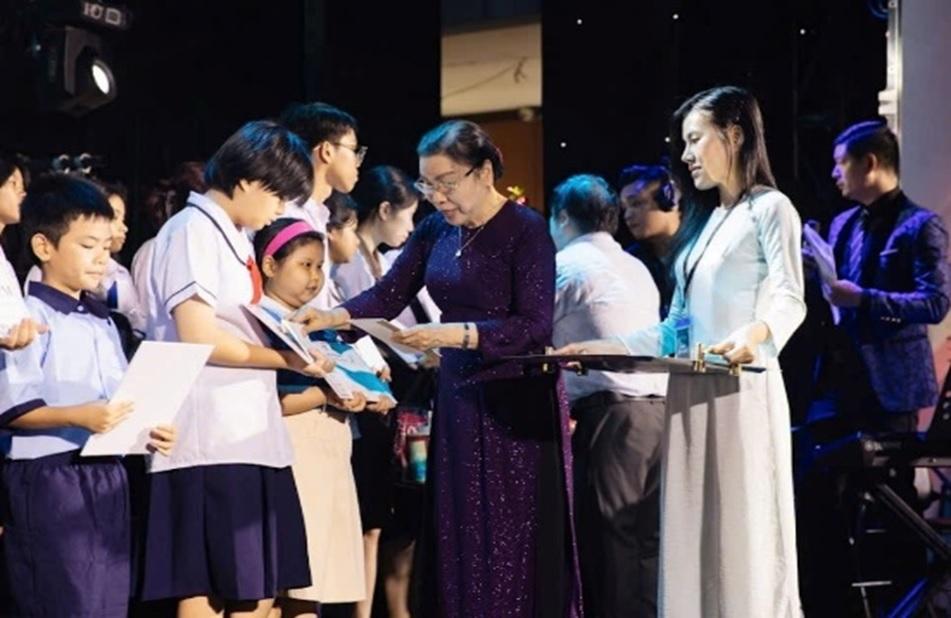 Bà Mai Thị Ngọc Mai trao học bổng cho các em học sinh tại Chương trình. 8