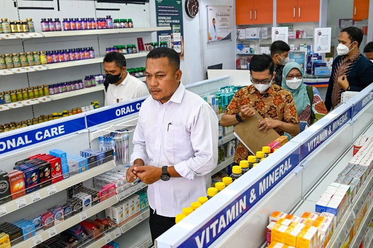 Lực lượng chức năng đến một tiệm thuốc để kiểm tra các loại thuốc siro dành cho trẻ em ở TP Banda Aceh vào tháng 10/2022 