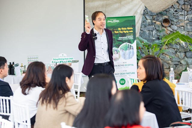 Đào Huy Phong tại buổi giới thiệu, chia sẻ kiến thức về sản phẩm Q12