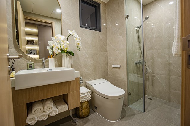 Phòng tắm trang bị đầy đủ nội thất, nổi bật với thiết bị thông minh từ Kohler 231
