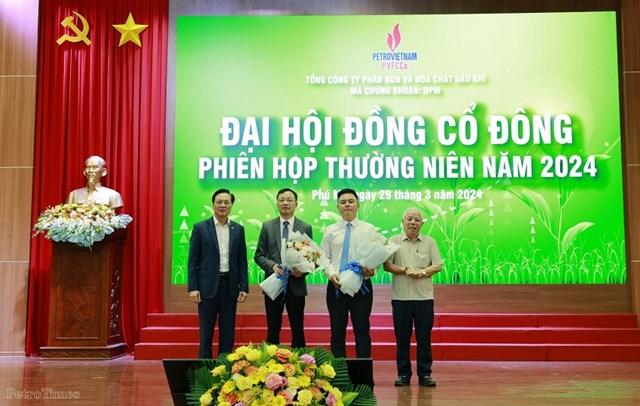 Ông Bùi Minh Tiến – Thành viên HĐTV Petrovietnam và cổ đông tặng hoa chúc mừng ông Nguyễn Xuân Hòa – Chủ tịch HĐQT và ông Phan Công Thành – Thành viên HĐQT, Tổng Giám đốc PVFCCo. 1