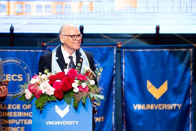 GS Max J. Pfeffer (Đại học Cornell) phát biểu tại Lễ tốt nghiệp niên khoá đầu tiên của Đại học VinUni. 3