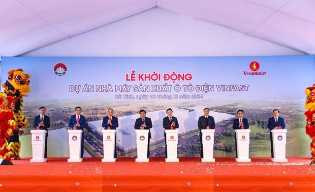 Khoảnh khắc bấm nút khởi động Dự án Nhà máy sản xuất ô tô điện VinFast tại Hà Tĩnh. s1