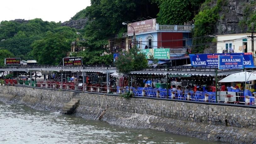 Dãy nhà hàng tạm đang hoạt động tại Cảng cá trung tâm đảo Cát Bà được giải tỏa để xây dựng công viên xanh tạo diện mạo mới cho hòn đảo 33