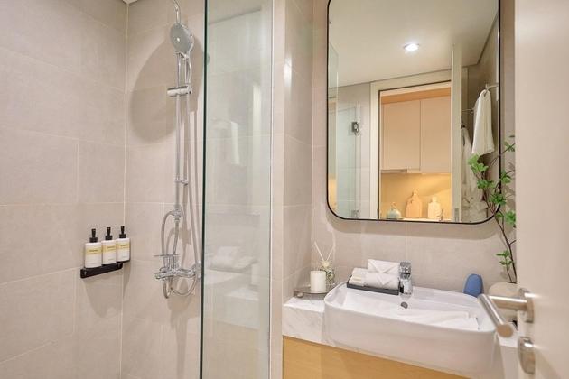 Khu vệ sinh trong căn hộ được phân chia riêng khô - ướt tiện dụng. Ảnh Nhật Hoàng sun7