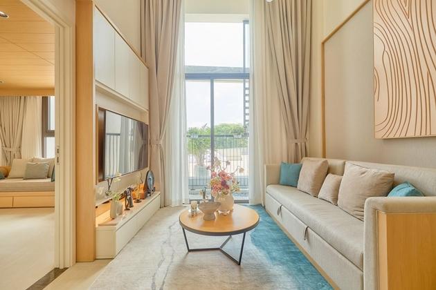 Cửa kính cao 4m khiến không gian căn hộ luôn sáng và thoáng. Ảnh Nhật Hoàng sun-8