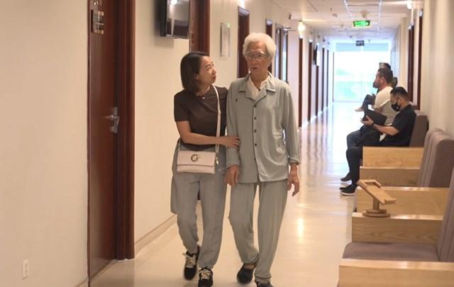 Chỉ sau 1 tuần đại phẫu, ông Dũng đã có thể trò chuyện, tự đi lại và không cảm thấy đau đớn. Q1