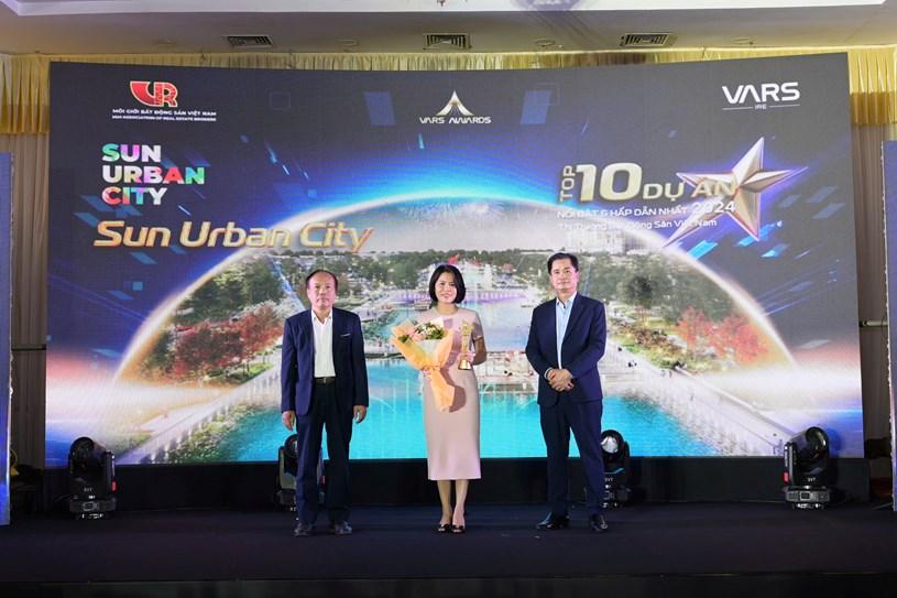 Đại diện Sun Property nhận cúp vinh danh dự án nổi bật nhất thị trường 2024 cho Sun Urban City Hà Nam. Ảnh Hoàng Minh 554
