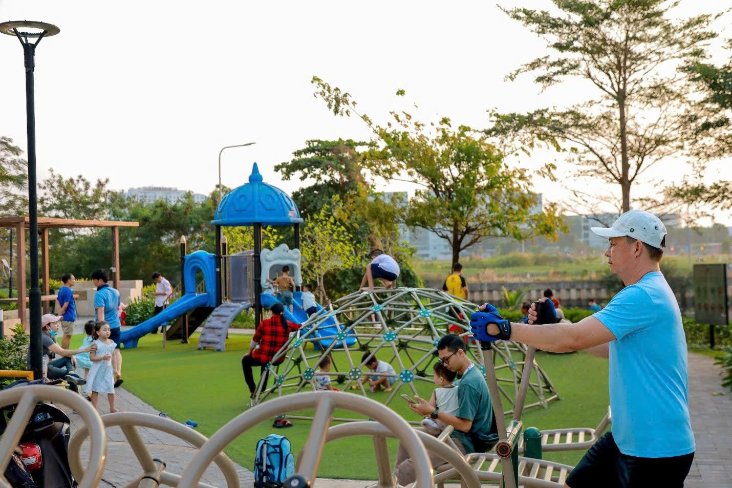Chất lượng sống ngày càng được coi trọng, nhiều gia đình không chỉ tìm kiếm một tổ ấm tiện nghi mà còn mong muốn không gian gắn kết các thế hệ hung-thinh