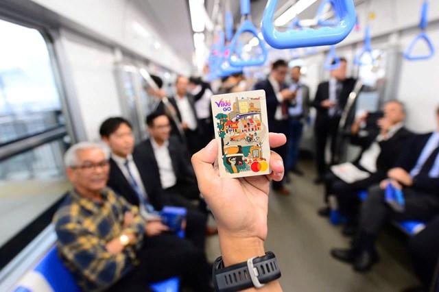 Người dân di chuyển thuận tiện tại metro số 1 với thẻ VikkiGO. q2