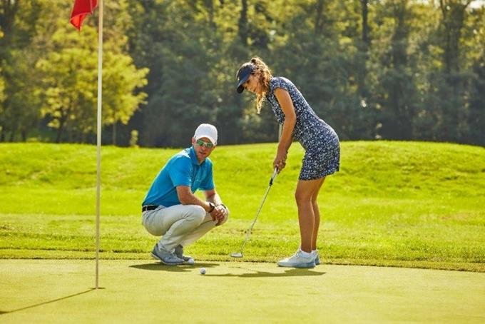 Màu sắc và kiểu dáng hiện đại của thương hiệu thời trang gôn đẳng cấp Jack Nicklaus thể hiện rõ ràng bước nhảy vọt trong ngành may mặc chơi gôn toàn cầu. a2
