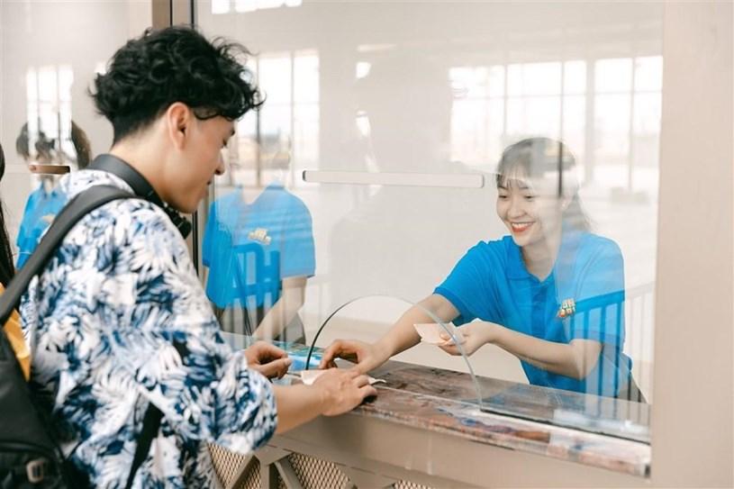 Du khách di chuyển qua tuyến cáp treo Cát Hải – Phù Long ngày càng đông vì nhanh, an toàn và thuận tiện. 2