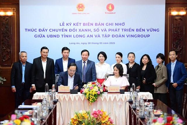 Đại diện UBND tỉnh Long An và đại diện Tập đoàn Vingroup ký biên bản ghi nhớ hợp tác toàn diện. q11