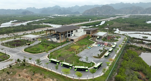 Cùng ngày, Sun Group vận hành thử nghiệm tuyến xe điện mới tại Cát Bà (Ảnh: Ánh Dương) Screenshot (1)