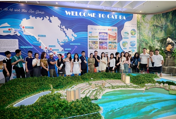 Khách tham quan ngắm toàn cảnh dự án Thành phố Vịnh trung tâm Xanh Island qua sa bàn hiện đại (Ảnh: Ánh Dương) Screenshot (5)