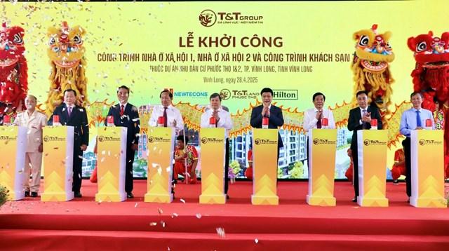 Các đại biểu thực hiện nghi lễ khởi công công trình nhà ở xã hội và khách sạn thuộc dự án Khu dân cư Phước Thọ 1 & 2. Ảnh: T&T. 6