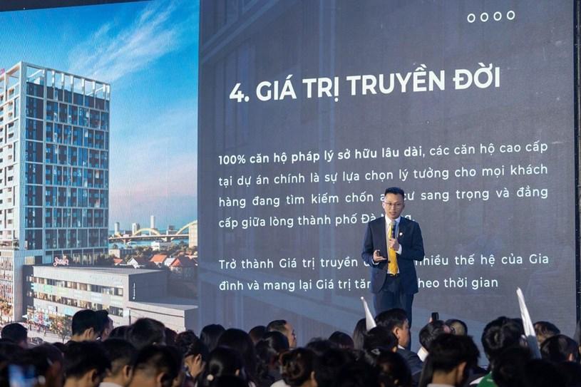 Đại diện Sun Property giới thiệu về bộ đôi dự án tại sự kiện. Ảnh Nhật Hoàng q2