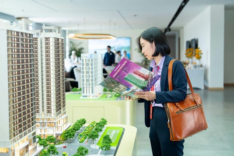 Thăm quan sa bàn các dự án tại Sale Gallery Đà Nẵng của Sun Property. Ảnh Nhật Hoàng q4