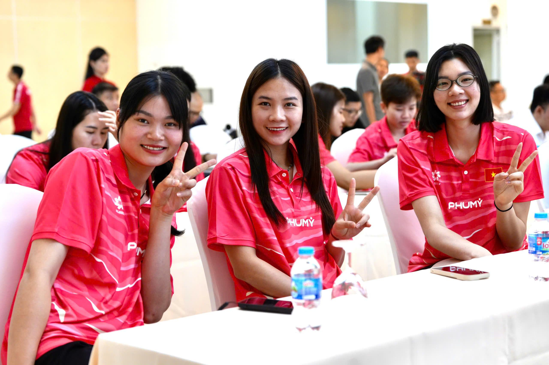 Những cô gái của đội tuyển bóng chuyền nữ Việt Nam trong mẫu áo di chuyển mới mang thương hiệu Phú Mỹ (3)
