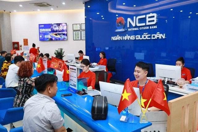 Không khí tự hào dân tộc tràn ngập các điểm giao dịch của NCB dịp này q1