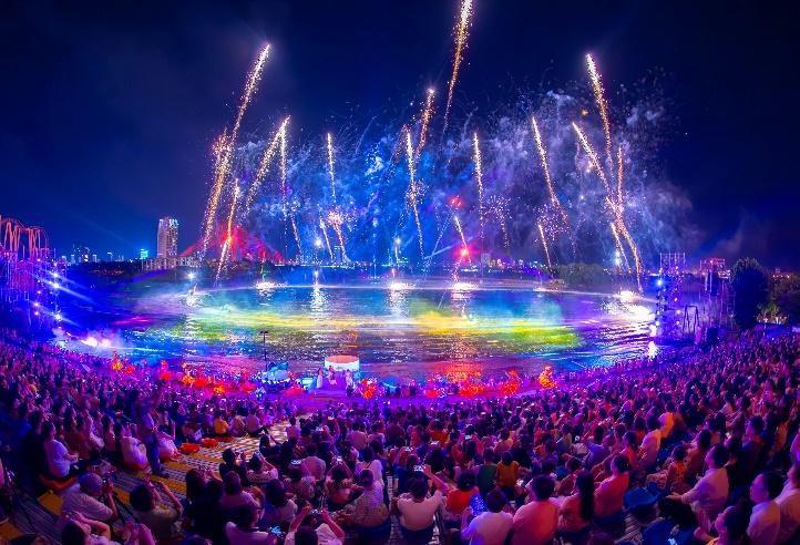Show trình diễn thể thao mạo hiểm kết hợp bắn pháo hoa tại Đà Nẵng giúp kéo dài trải nghiệm du khách sau ánh hoàng hôn a3