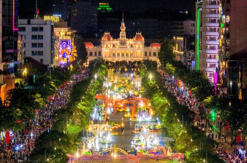 Phố đi bộ Nguyễn Huệ về đêm 5