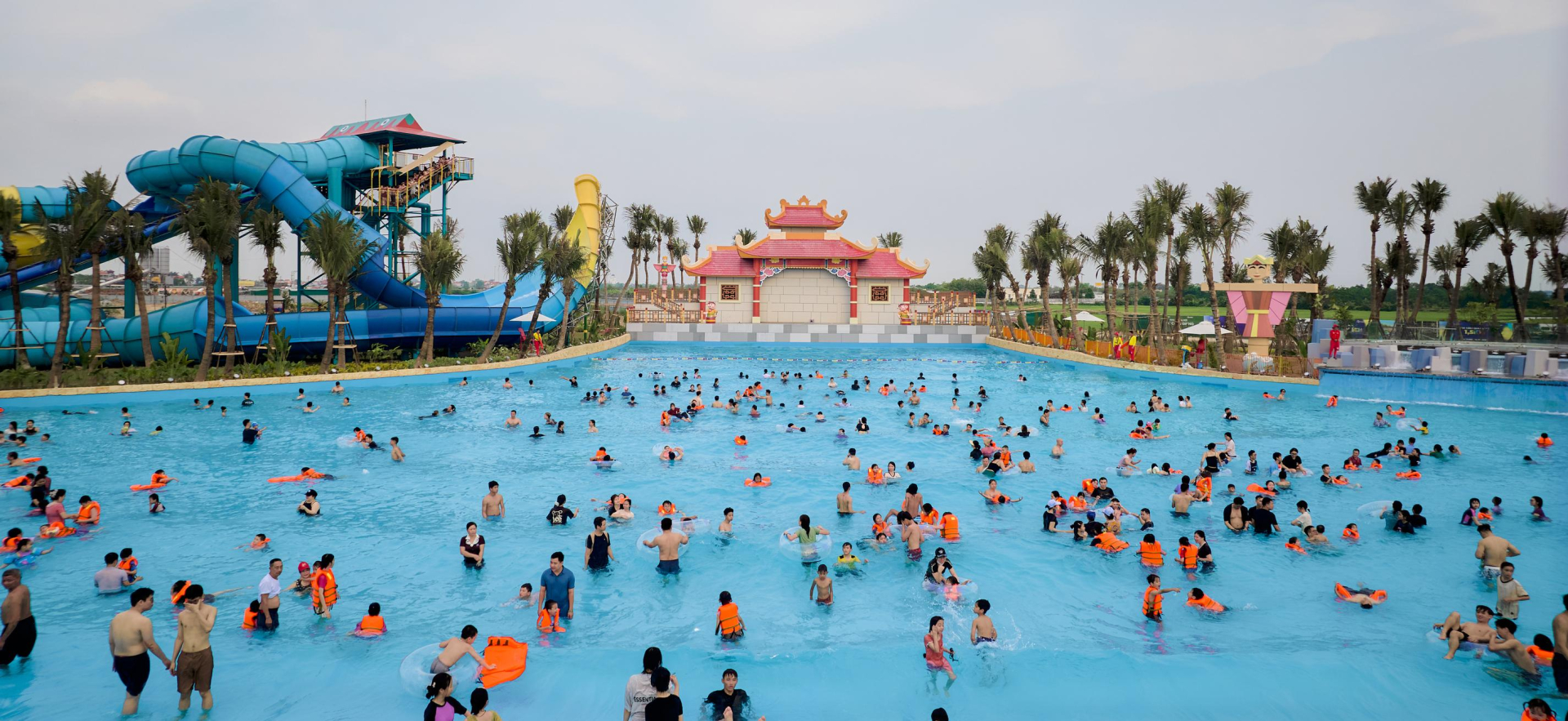Du khách trải nghiệm tổ hợp trò chơi nước hiện đại tại Sun World Hà Nam (Ảnh: Ánh Dương) 6