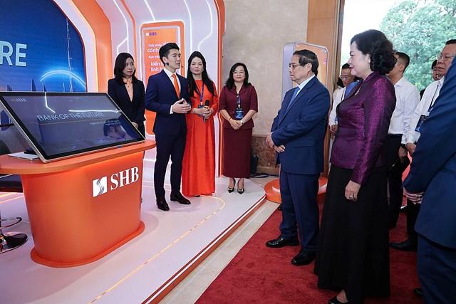 Phó Chủ tịch HĐQT SHB Đỗ Quang Vinh trình bày giải pháp thanh toán tích hợp trước Thủ tướng và lãnh đạo Nhà nước. 2