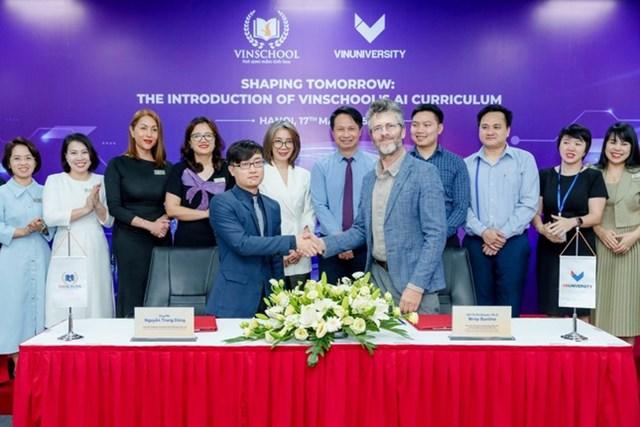 Ông Nguyễn Trung Dũng - Giám đốc Chương trình & Đảm bảo Chất lượng Giáo dục Hệ thống giáo dục Vinschool và Giáo sư Wray Buntine – Giám đốc Chương trình Khoa học Máy tính Đại học VinUni tại Lễ Công bố triển khai Chương trình Trí tuệ Nhân tạo. 7