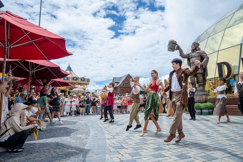 Hệ thống Sun World nổi tiếng với các công trình du lịch biểu tượng như Bà Nà Hills và các show diễn hấp dẫn, độc đáo Q21