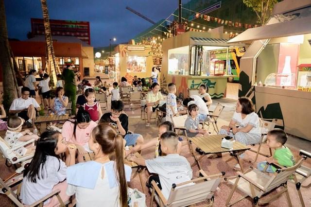 Chợ đêm Vui-Fest là điểm đến yêu thích của nhiều gia đình và các bạn trẻ q1