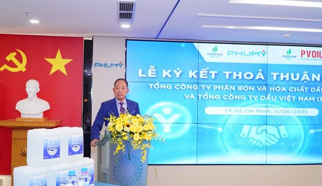 Ông Cao Hoài Dương, Chủ tịch HĐQT PVOIL chia sẻ, với hệ thống phân phối rộng khắp với gần 900 cửa hàng bán lẻ trên toàn quốc, PVOIL có khả năng đưa sản phẩm DEF/Phú Mỹ Xanh tiếp cận thị trường nhanh chóng, hiệu quả. 4