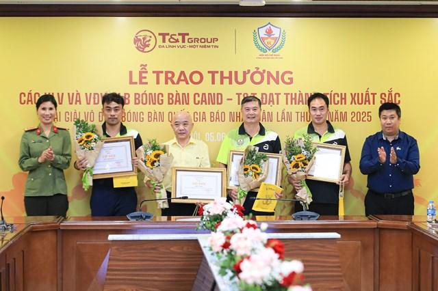 Ban Huấn luyện CLB Bóng bàn CAND – T&T nhận giải thưởng sau thành tích đạt được tại Giải vô địch Bóng bàn quốc gia Báo Nhân Dân vừa qua 2