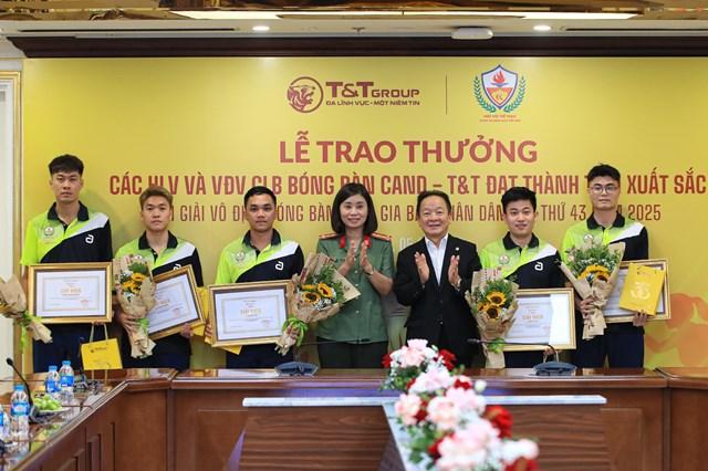 Ông Đỗ Quang Hiển, Nhà sáng lập, Chủ tịch Điều hành Tập đoàn T&T Group và Đại tá Nguyễn Thị Thúy Thanh, Phó Cục trưởng Cục Công tác Đảng và công tác chính trị (Bộ Công an), Phó Chủ tịch kiêm Tổng thư ký Hiệp hội Thể thao CAND Việt Nam trao thưởng cho các VĐV xuất sắc giành HCV 45