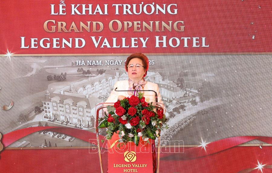 Chủ tịch Tập đoàn BRG Nguyễn Thị Nga phát biểu chào mừng và chia sẻ một số thông tin về dự án. Ảnh: Báo Hà Nam a4