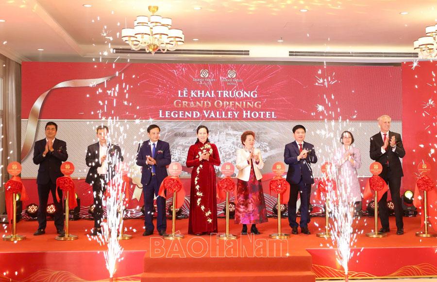Các đại biểu cắt băng khánh thành. Ảnh: Báo Hà Nam a2