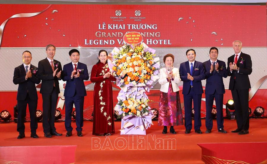 Các đồng chí lãnh đạo tỉnh tặng hoa chúc mừng Tập đoàn BRG khai trương Legend Valley Hotel tại Hà Nam. Ảnh: Báo Hà Nam a1