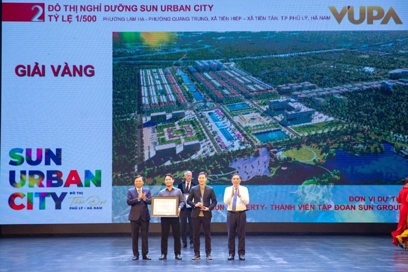 Đại diện Sun Group nhận Giải Vàng cho Đô thị nghỉ dưỡng Sun Urban City 5
