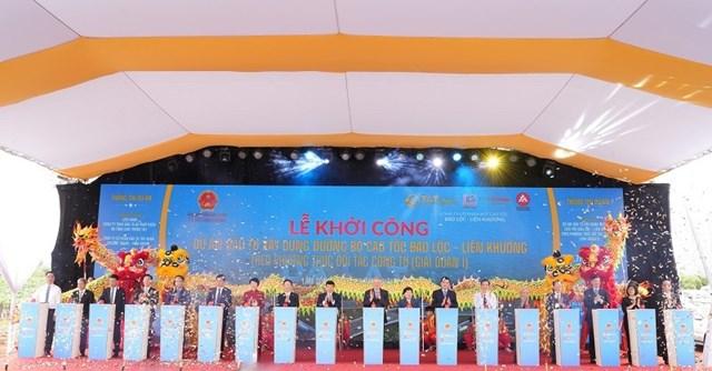 Phó Thủ tướng Thường trực Nguyễn Hoà Bình và các đại biểu thực hiện nghi thức khởi công dự án đầu tư xây dựng cao tốc Bảo Lộc – Liên Khương 3