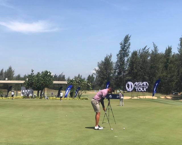 Các gon thủ làm quen sân BRG trước ngày thi đấu. Ảnh Ngô Anh Văn Q