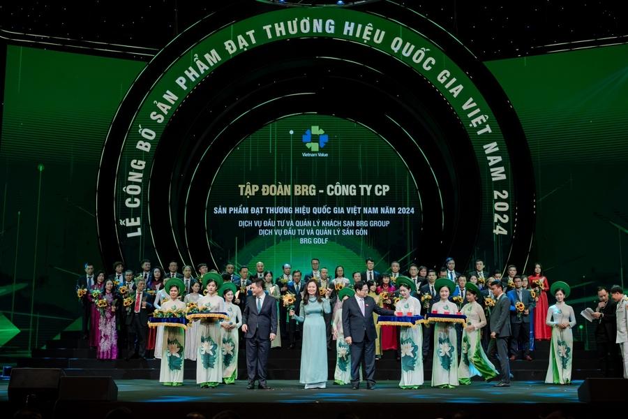 Thủ tướng Chính phủ Phạm Minh Chính và Bộ trưởng Bộ Công Thương Nguyễn Hồng Diên trao biểu trưng “Thương hiệu Quốc gia Việt Nam” năm 2024 cho đại diện Tập đoàn BRG. Q13