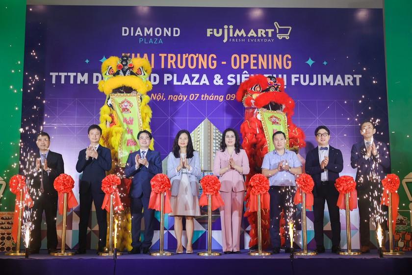 Các đại biểu cắt băng khai trương trung tâm thương mại cao cấp Diamond Plaza và siêu thị FujiMart. D3