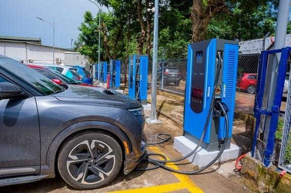 Trạm sạc quy mô lớn sử dụng trụ siêu nhanh liên tục được V-Green và đối tác triển khai trong thời gian gần đây trên khắp cả nước. 11