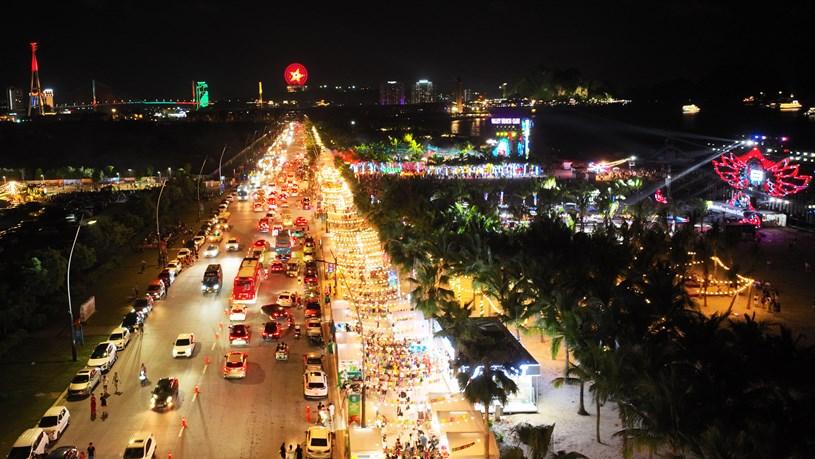 Tuyến đường bao biển Bãi Cháy sôi động về đêm (Ảnh: Ánh Dương) 3
