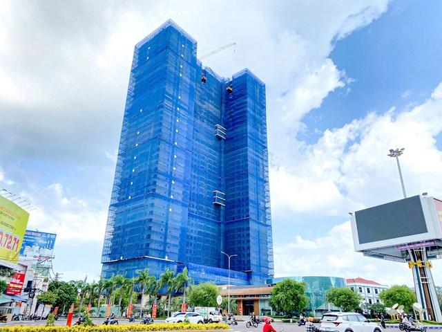Grand Center Quy Nhon tọa lạc vị trí vàng hiếm có giữa trung tâm phố biển Quy Nhơn với 4 mặt tiền đường, ngay vòng xoay Nguyễn Tất Thành sầm uất 12