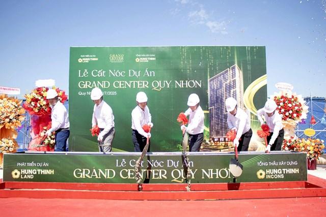 Lễ cất nóc dự án Grand Center Quy Nhon đánh dấu cột mốc mới trong hành trình tăng tốc xây dựng và hoàn thiện 56