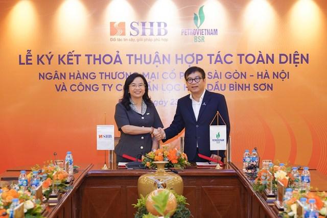 Bà Ngô Thu Hà, Tổng Giám đốc Ngân hàng SHB và ông Nguyễn Việt Thắng, Tổng Giám đốc CTCP Lọc hóa dầu Bình Sơn tại buổi lễ s1