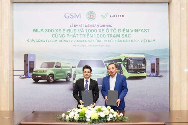 Ông Nguyễn Văn Thanh – Tổng Giám đốc GSM Toàn cầu và ông Nguyễn Văn Kết – Chủ tịch HĐQT CK Việt Nam tại lễ ký kết hợp tác mở rộng mô hình giao thông thuần điện tại tỉnh Nghệ An 1